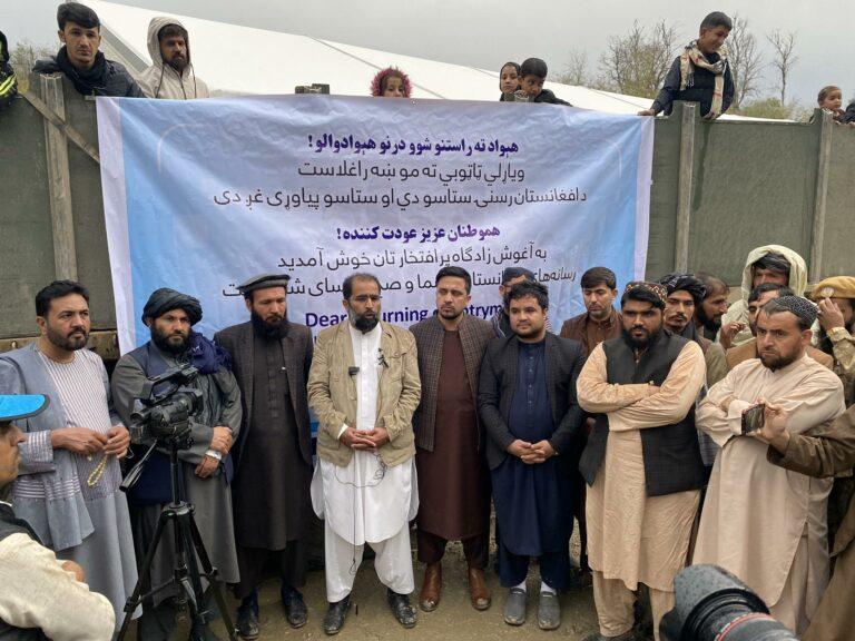 د رسنیو مسوولينو تورخم کې د راستنو شوو هېوادوالو غاړو کې د ګلونو په اچولو د هغوی هرکلی وکړ
