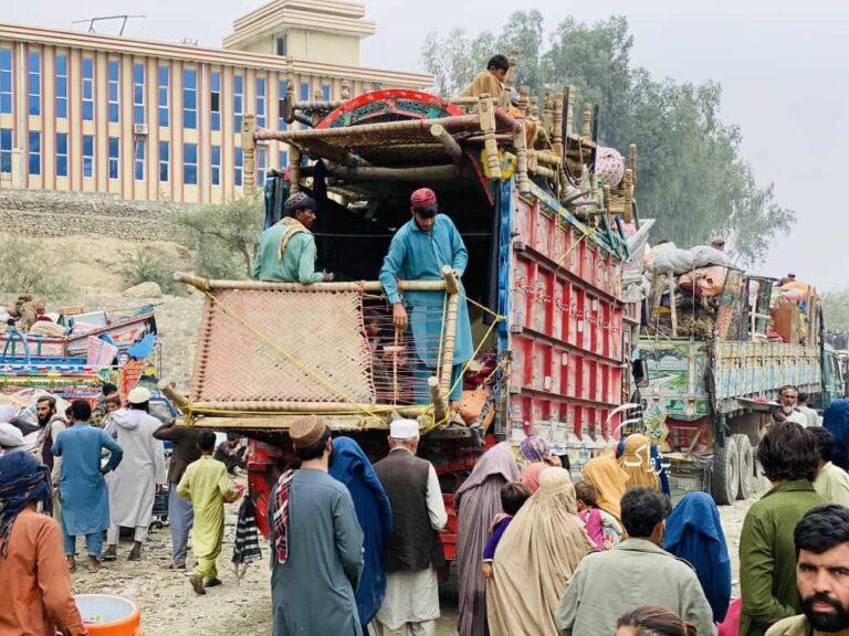 د تورخم پنډغالو کې د کډوالو ډېرېدل؛ خپلو سیمو ته د کورنیو لېږدولو پروسه چټکه شوې ده