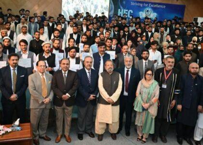 Pakistan to give Afghan students 4500 scholarships