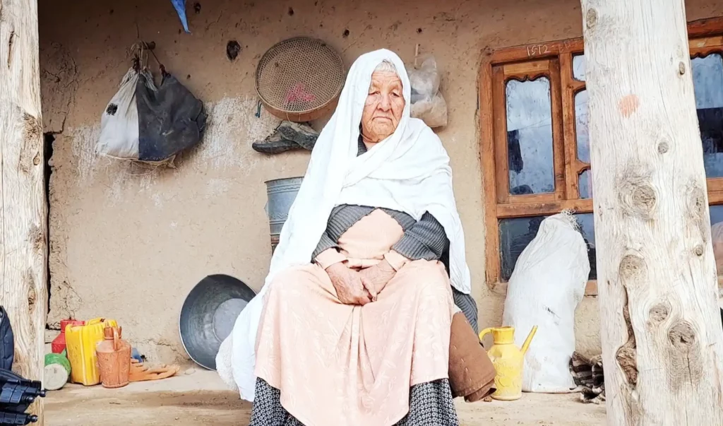 یک زن کهن‌سال در یکی از روستاهای صعب‌العبور سمنگان زمین شخصی‌اش را وقف ساخت مرکز صحی کرده‌است