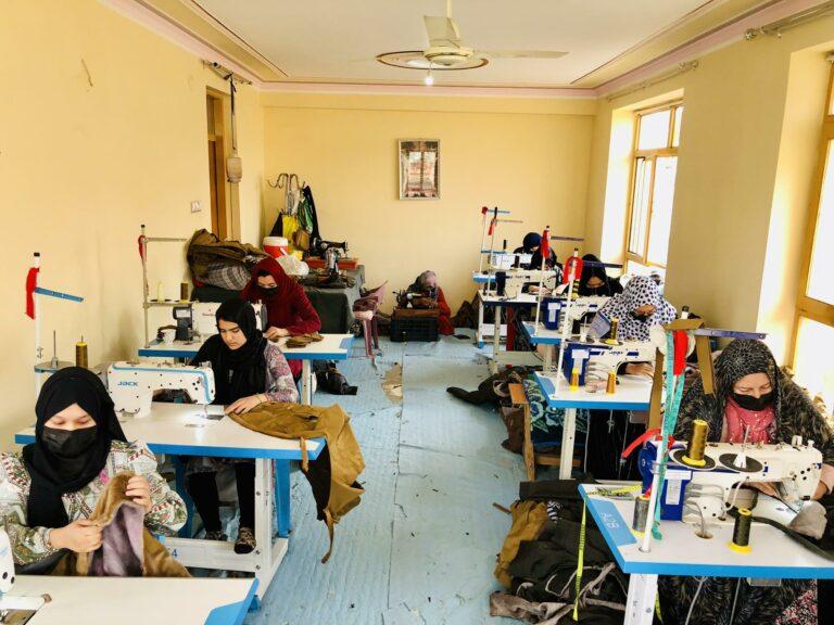 بلخ کې د ښځو اړوند ۱۵ بېلابېلې کارخونې پر لمریزې برېښنا سمبالې شوې