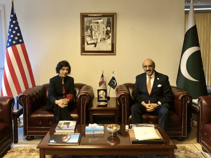 رینا امیری در مورد مسئلۀ اخراج اجباری مهاجرین افغان با سفیر پاکستان در واشنگتن گفتگو کرده‌است