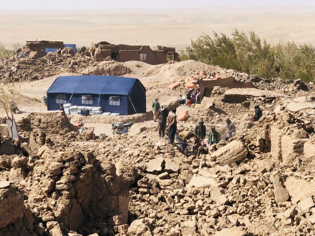 زلزله‌زده‌گان هرات: در هوای سرد شب و روز خود را با دشواری در زیر خیمه‌ها سپری می‌کنیم