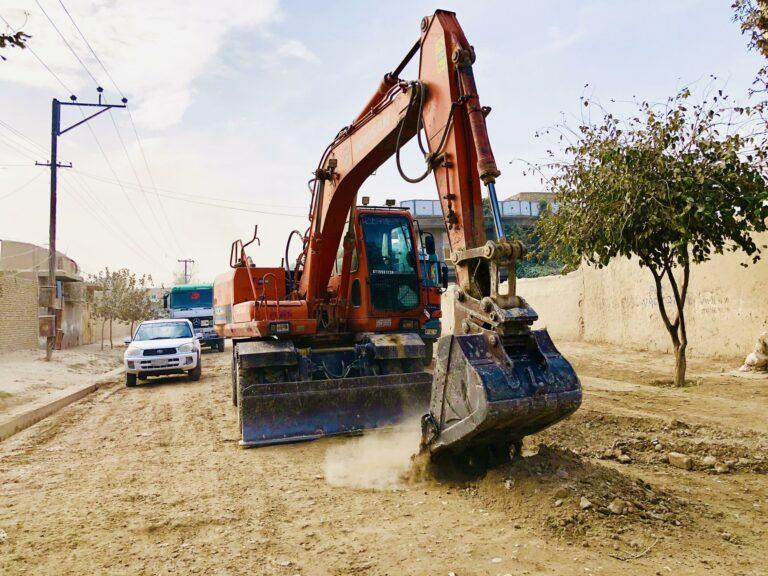 کار قیرریزی و کانکریت‌ریزی دو سرک در ننگرهار و بلخ آغاز گردید