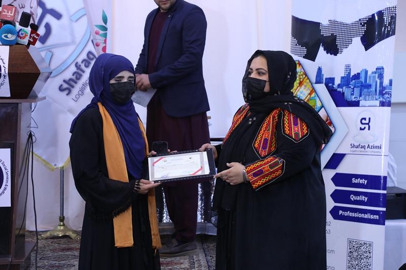 ده‌ها زن و دختر بی‌بضاعت از یک دورۀ آموزشی خیاطی در کابل فارغ شدند
