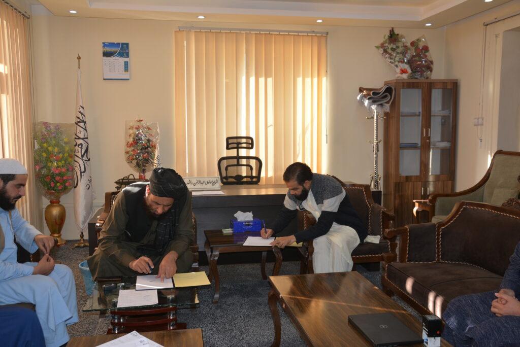 وزارت مهاجرین به ارزش ۱۵ میلیون افغانی تفاهمنامۀ همکاری را با یک مؤسسه امضاء کرد