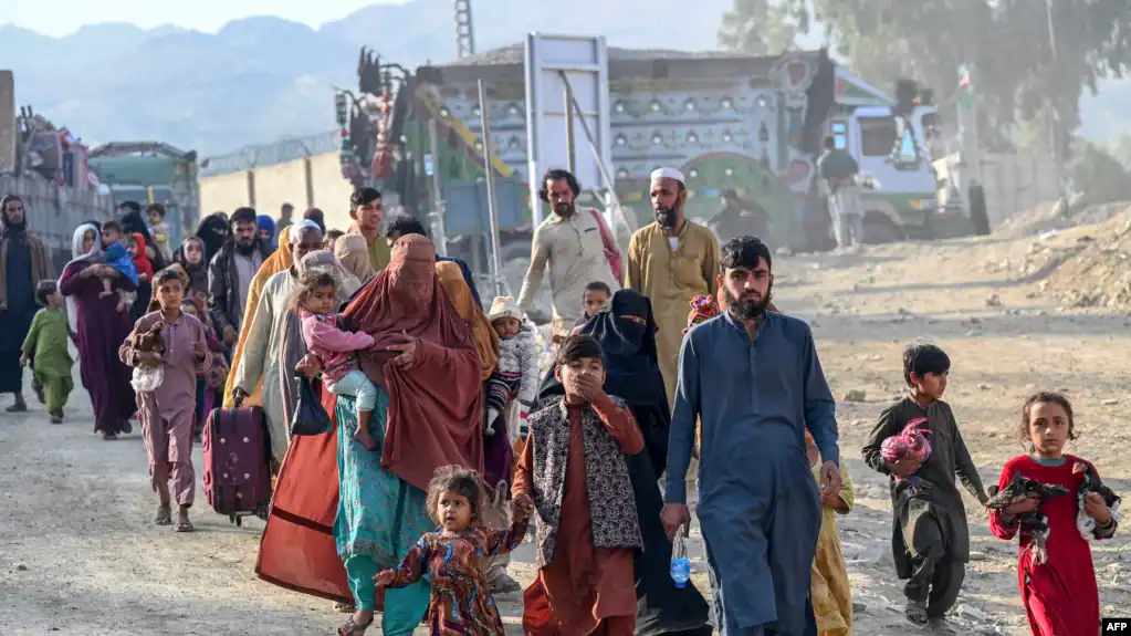 افغانستان و اتحادیه اروپا در مورد اخراج اجباری مهاجرین افغان از پاکستان گفتگو کردند