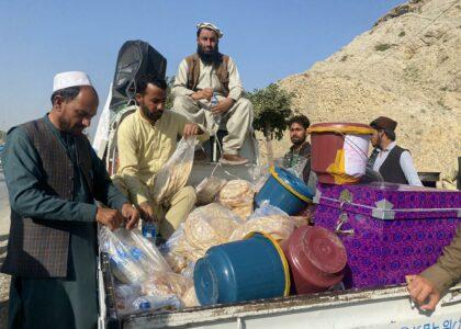 Shinwari tribe people distribute food, water to returnees in Nangarhar