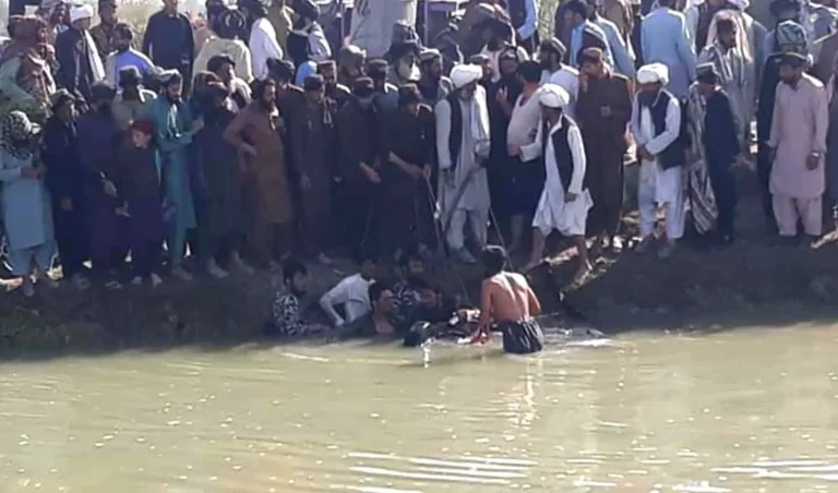 د هلمند په ګرمسېر کې د موټر چپه کېدو له امله شپږ کسان مړه شوي