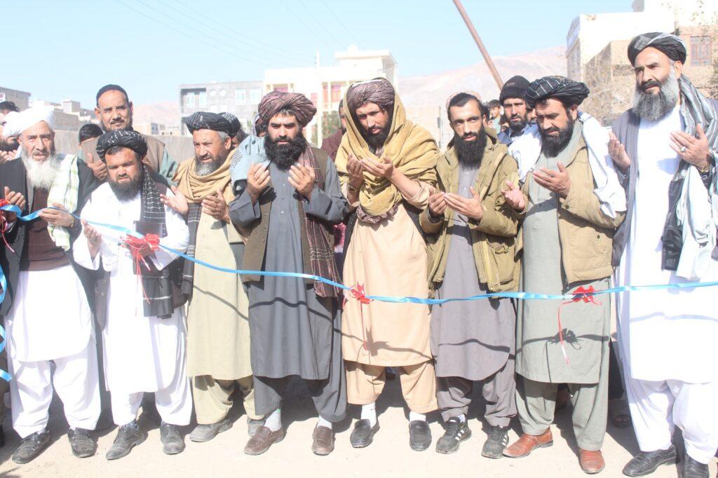 کار ساخت یک سرک به هزینۀ هفت‌ونیم میلیون افغانی در هرات آغاز شد