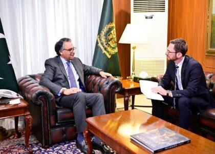 West, Pakistani officials discuss Afghanistan