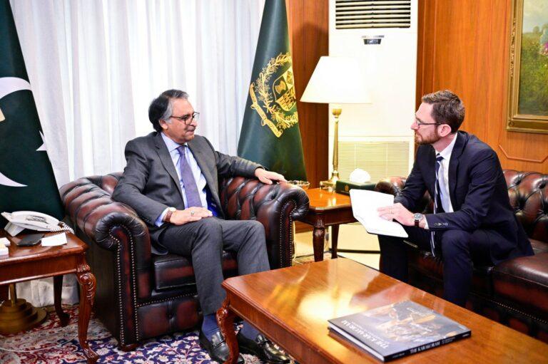 West, Pakistani officials discuss Afghanistan