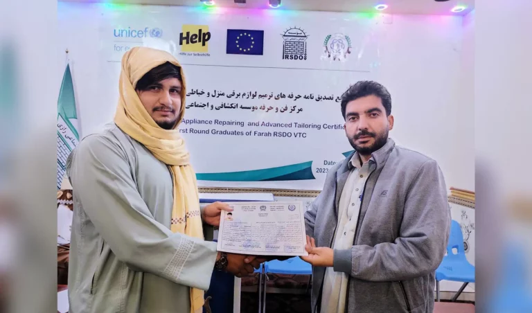 فراه کې د ښځو په ګډون ۲۰۰ کسان له حرفوي زده‌کړو فارغ شول