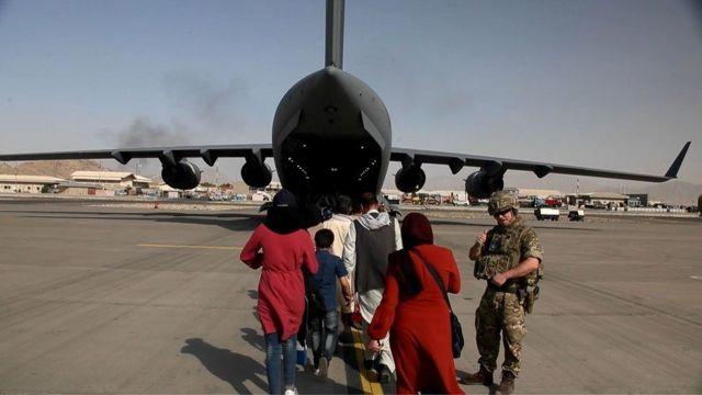 سازمان بین‌المللی مهاجرت ۲۵۰ افغان را از پاکستان به بریتانیا منتقل کرد