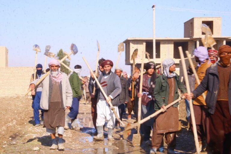بلخ کې سلګونو راستنو شوو کډوالو ته کاري فرصتونه برابر شوي