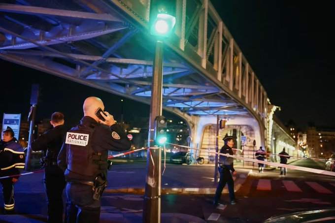 حملۀ یک مرد به گردشگران در پاریس؛ یک تن کشته و دو تن دیگر زخمی شده‌اند