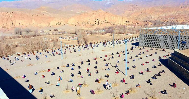 صدها تن به‌شمول زنان در مسابقۀ کتاب‌خوانی «سیرت‌النبی» در بامیان شرکت کردند