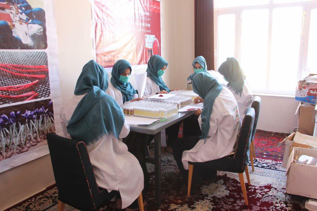 یگانه زن صادرکنندۀ زعفران در هرات خواهان ایجاد تسهیلات برای اشتراک در نمایشگاه‌های بین‌المللی است