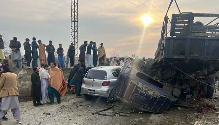 انفجار بر یک موتر پولیس در خیبر پشتونخوا ۵ کشته و ۱۰ زخمی بر جا گذاشت 