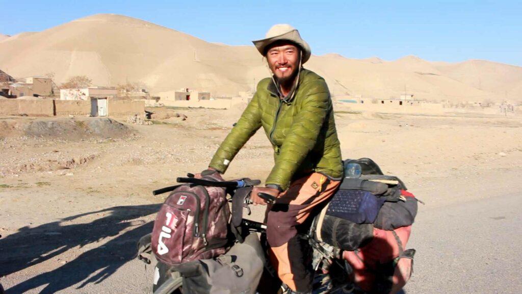 یک گردشگر چینی توسط بایسکل از پکن به بادغیس سفر کرد
