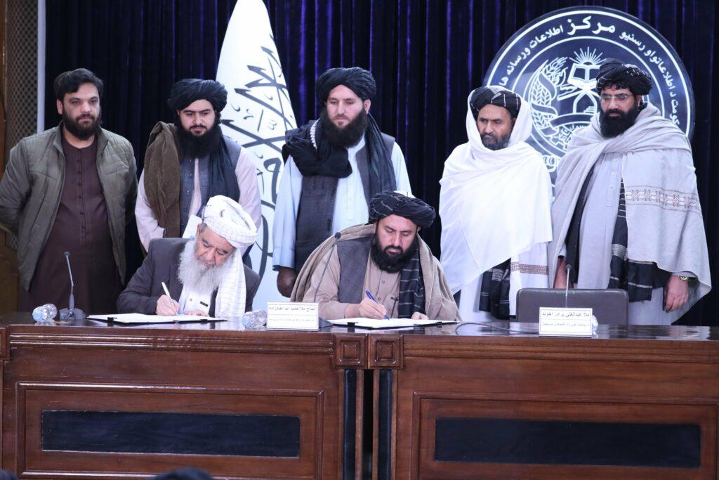 وزارت ترانسپورت به ارزش بیش از دو میلیارد افغانی قرارداد سه پروژۀ با شرکت‌های داخلی امضا کرد