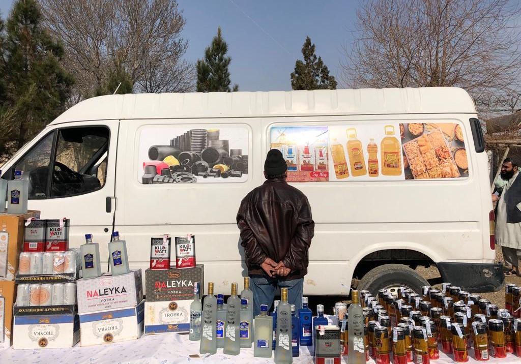بلخ کې یو ازبکستانی وګړی د شرابو قاچاق په تور نیول شوی