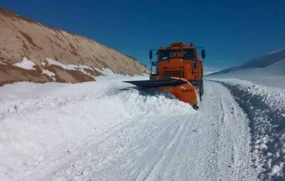 برخی مسیرهای منتهی به بامیان به دلیل برف‌باری و توفان شدید مسدود شده‌است