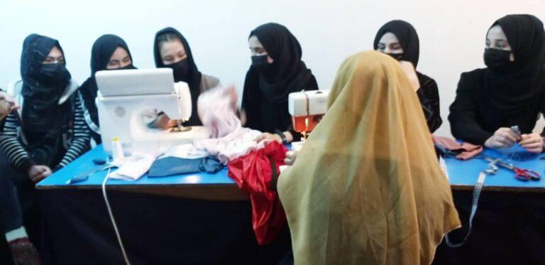 جوزجان کې یوې ښځې لسګونو ښځو ته د کار زمینه برابره کړې