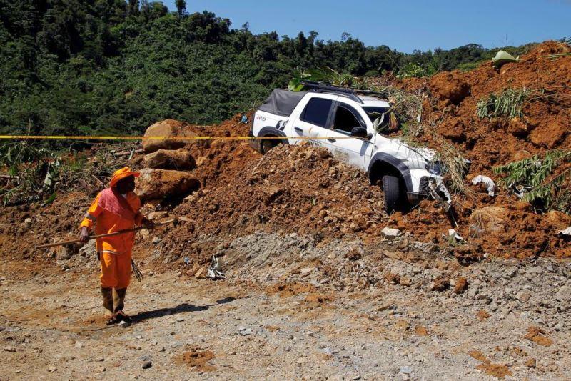 34 killed after mudslide hits busy road in Colombia