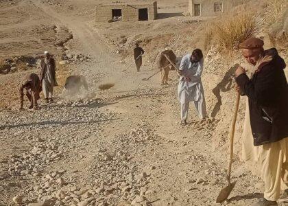 ننګرهار کې تر ۷۰۰ ډېرو کسانو ته د خوراکي توکو بدل کې د کار زمینه برابره شوه