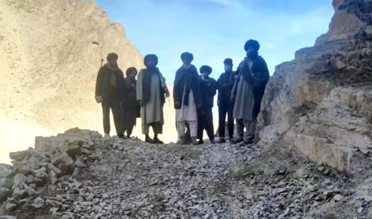 د اروزګان ګېزاب ولسوالۍ «کمرک» سیمې ته وروسته له ۴۰ کلونو پلې لار جوړه شوه
