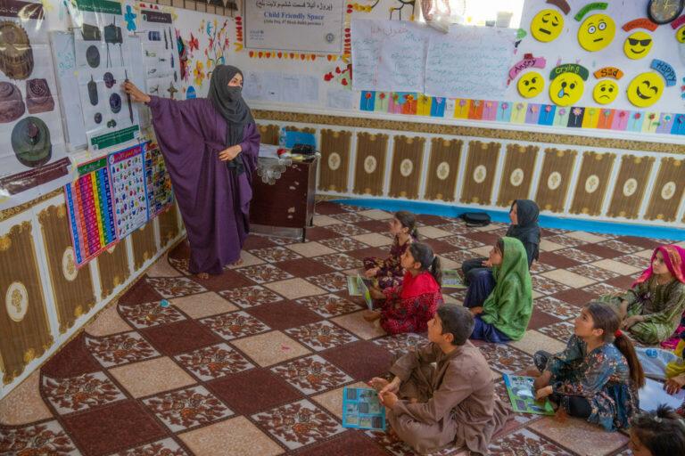 یونیسف روان زېږدیر کال څه باندې ۳،۵ میلیون کسانو ته د ناچاودو توکو خطرونو په اړه پوهاوی ورکوي