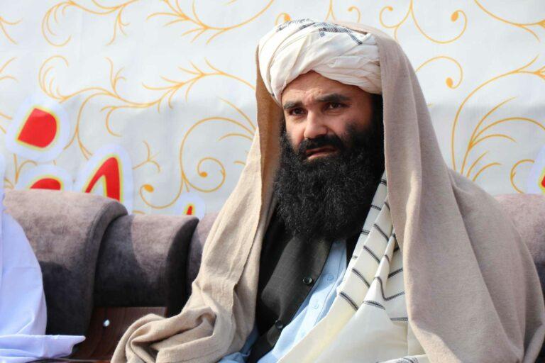 حقاني: افغانستان دې نورو پرمختللو هېوادونو سره نه پرتله کېږي، حکومت ته باید لږ ورخت ورکړل شي