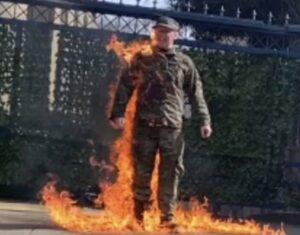 واشنګټن کې یوه امریکايي پوځي غزه کې د «نسل‌وژنې» په اعتراض ځان ته اور اچولی