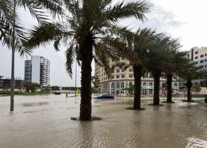بارنده‌گی و توفان شدید در امارات متحدۀ عربی و عمان جان ۲۱ تن را گرفت