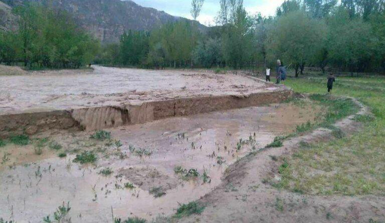 جاری‌شدن سیلاب‌ها راه‌های مواصلاتی دو ولسوالی سمنگان را مسدود کرد