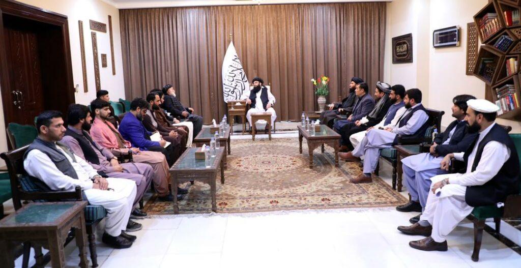 مولوي عبدالکبیر: اسلامي امارت د چارو اصلاح لپاره د افغان شنونکو سالمې نیوکې په ورین تندي اوري