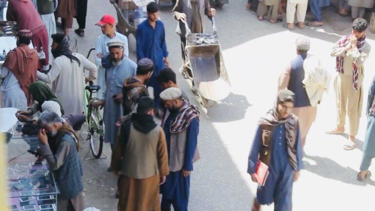 د جلال‌اباد ښار کهنه فروشي بازار کې د زړو مبايلونو پر پېر او پلور بندیز ولګول شو