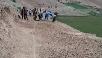 Daikundi’s Ashterlai residents build road on self-help basis