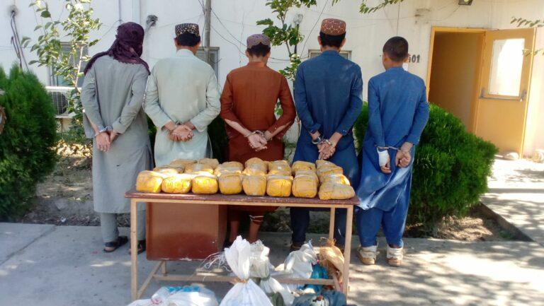 ننګرهار کې د لسګونه کیلوګرامه نشه‌یي توکو قاچاق په تور پنځه کسان نیول شوي