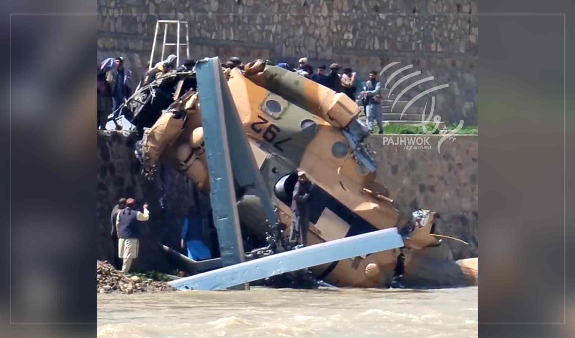 وزارت دفاع ملی: در اثر سقوط هلیکوپتر در غور یک تن جان باخته و دوازده تن دیگر زخمی شده‌اند