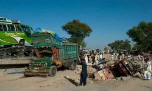 پاکستان کې ترافیکي پېښه؛ د یوې کورنۍ ۱۴ غړي مړه شوي