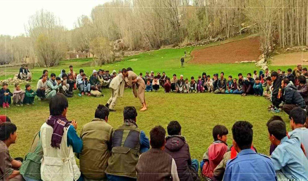 مسابقات کُشتی محلی با اشتراک ده‌ها پهلوان در بامیان برگزار شد