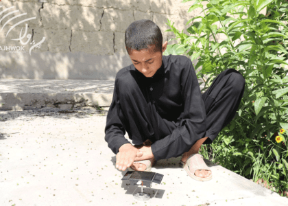 یک کودک دانش‌آموز در ننگرهار آلۀ چرخش‌دهندۀ سولر دنبال خورشید را ساخته‌است