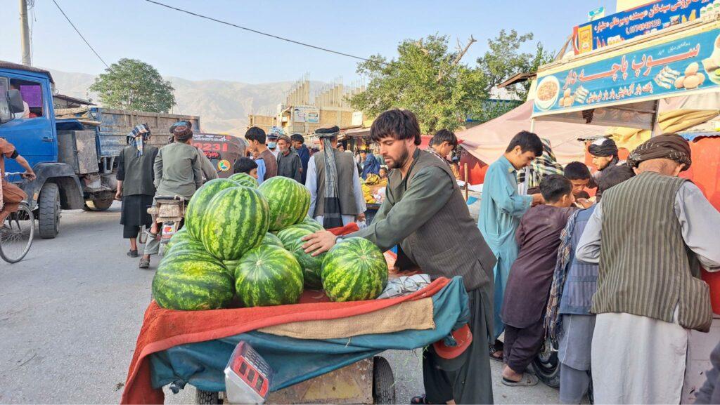 یک جوان میوه فروش در سمنگان: مشکلات اقتصادی خوشی عید را از من گرفته‌است