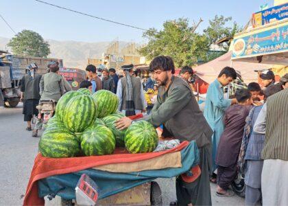 یک جوان میوه فروش در سمنگان: مشکلات اقتصادی خوشی عید را از من گرفته‌است