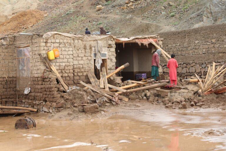متضررین ناشی از سیلاب‌های اخیر در غور خواستار تهیۀ سرپناه اند
