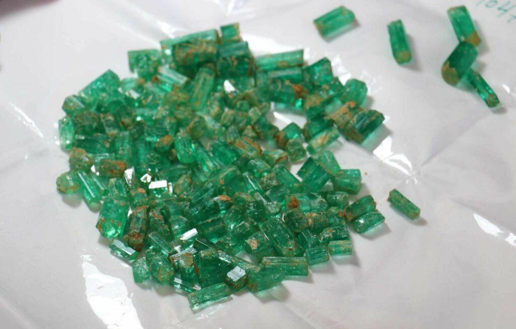Over 3,215 carats of Panjsher emeralds fetch $176,860
