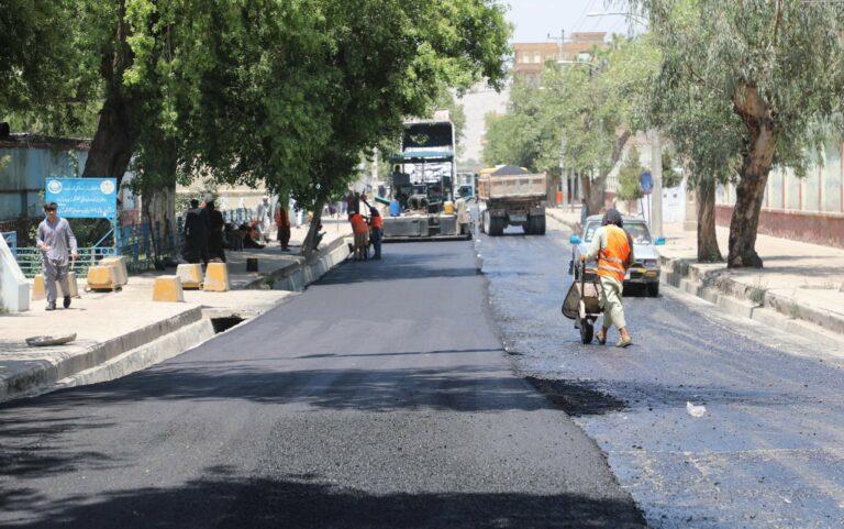 جلال‌اباد ښار کې د یوه سړک قیر کولو چارې پيل شوې