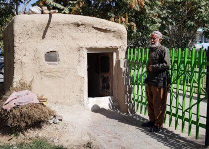 یک مرد در لوگر از ۱۱ سال به این‌سو به تنهایی در یک پارک زنده‌گی می‌کند